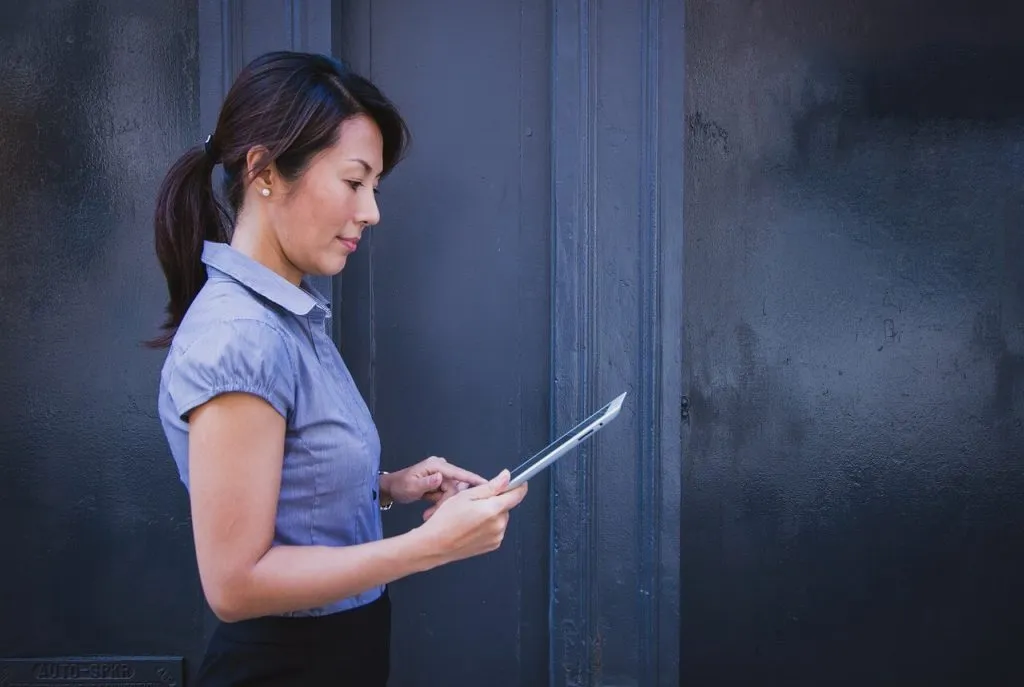 Mujer trabajando con tablet