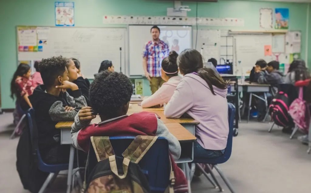 Profesor en un aula dando clase