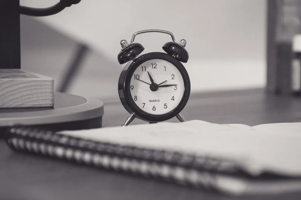 Reloj sobre mesa de trabajo